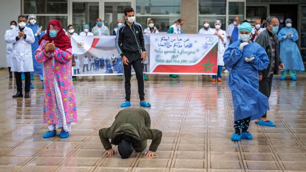 Paciente do Covid-19 beija o chão deixando hospital em Marrocos