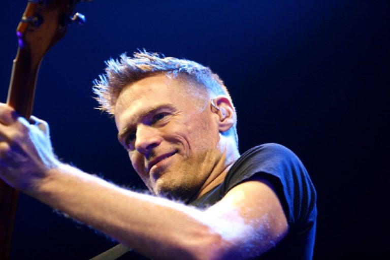 O post de Bryan Adams no Instagram é repreendido pela organização chinês-canadense e usuários de mídias sociais