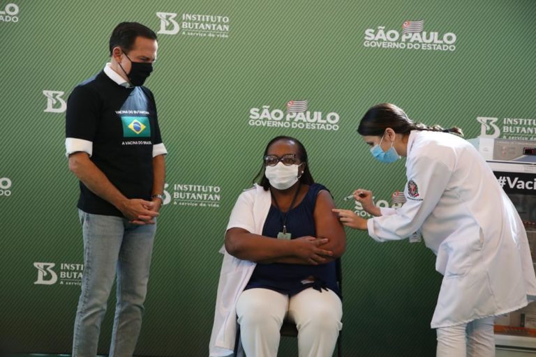 primeira-pessoa-sendo-vacinada-no-brasil