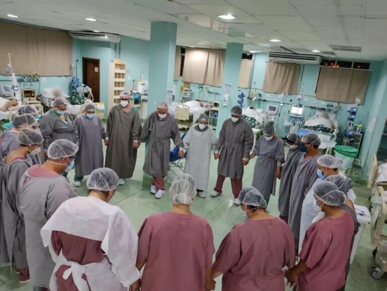 Médicos da linha de frente fazem oração em meio aos leitos de pacientes com Covid