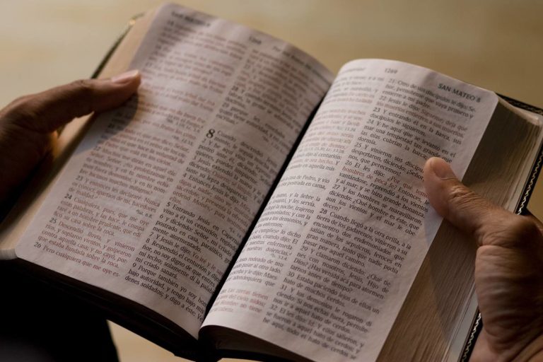 ‘Lei da Bíblia’: prefeito de Teresina sanciona lei que obriga alunos a lerem a bíblia antes de entrarem na sala e gera revolta
