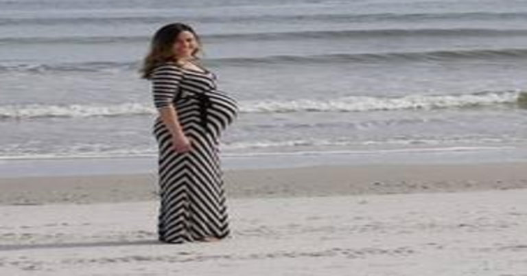 Marido tira foto da esposa grávida na praia e se surpreende com detalhe do lado direito, a foto se tornou viral por esse detalhe