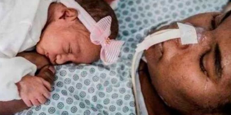 Mãe em estado vegetativo chora ao recebe seu bebê pela primeira vez nos braços