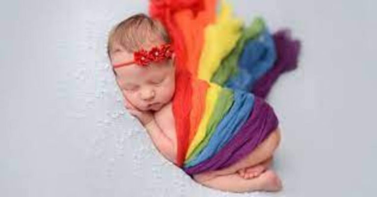 Entenda o que é um bebê arco-íris de que a cantora Thaeme fala e porque são chamados assim; “Certamente você conhece um”