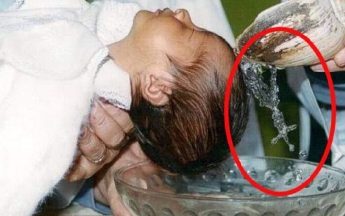 Impressionante! Um rosário se formou na água enquanto o padre batizava um bebê?