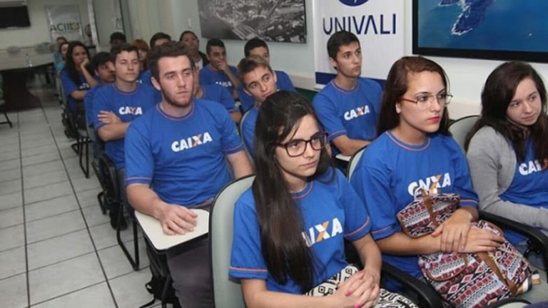 Adolescente aprendiz da Caixa Econômica Federal