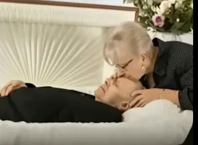 É por isso que você nunca deve beijar uma pessoa falecida, segundo médicos